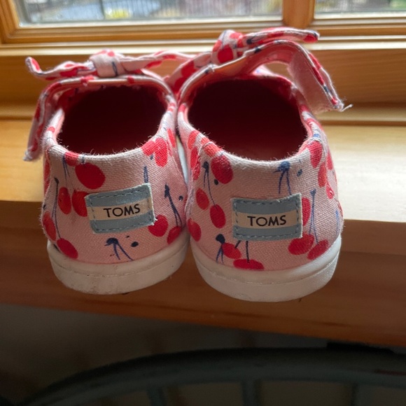 Toddler size 9 Toms - Picture 2 of 3